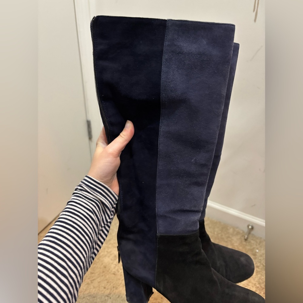 💥SOLD💥
Elegant Women's Knee-High Boots in Black and Blue - Picture 10 of 14